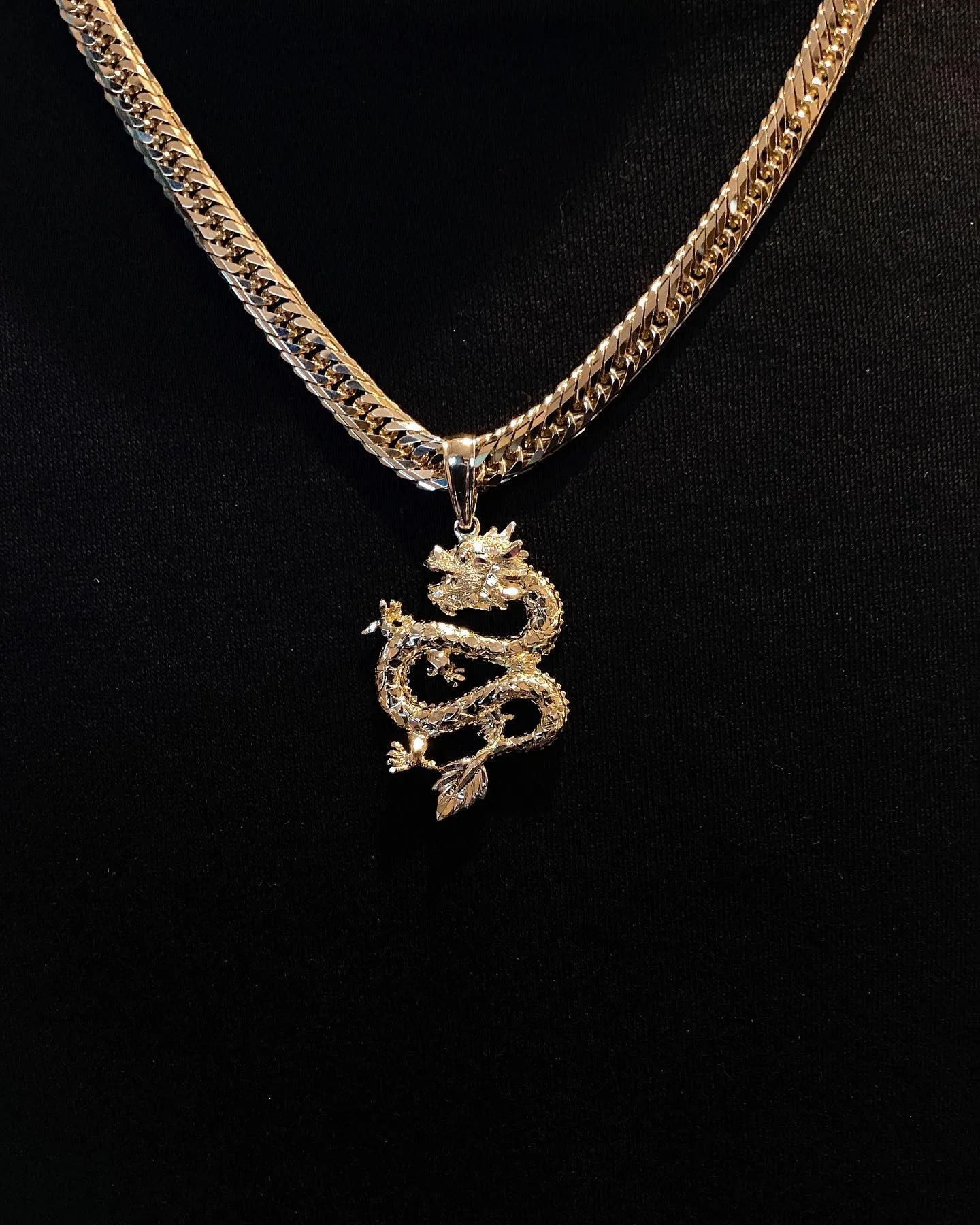 ドラゴンペンダントのご紹介です🐉