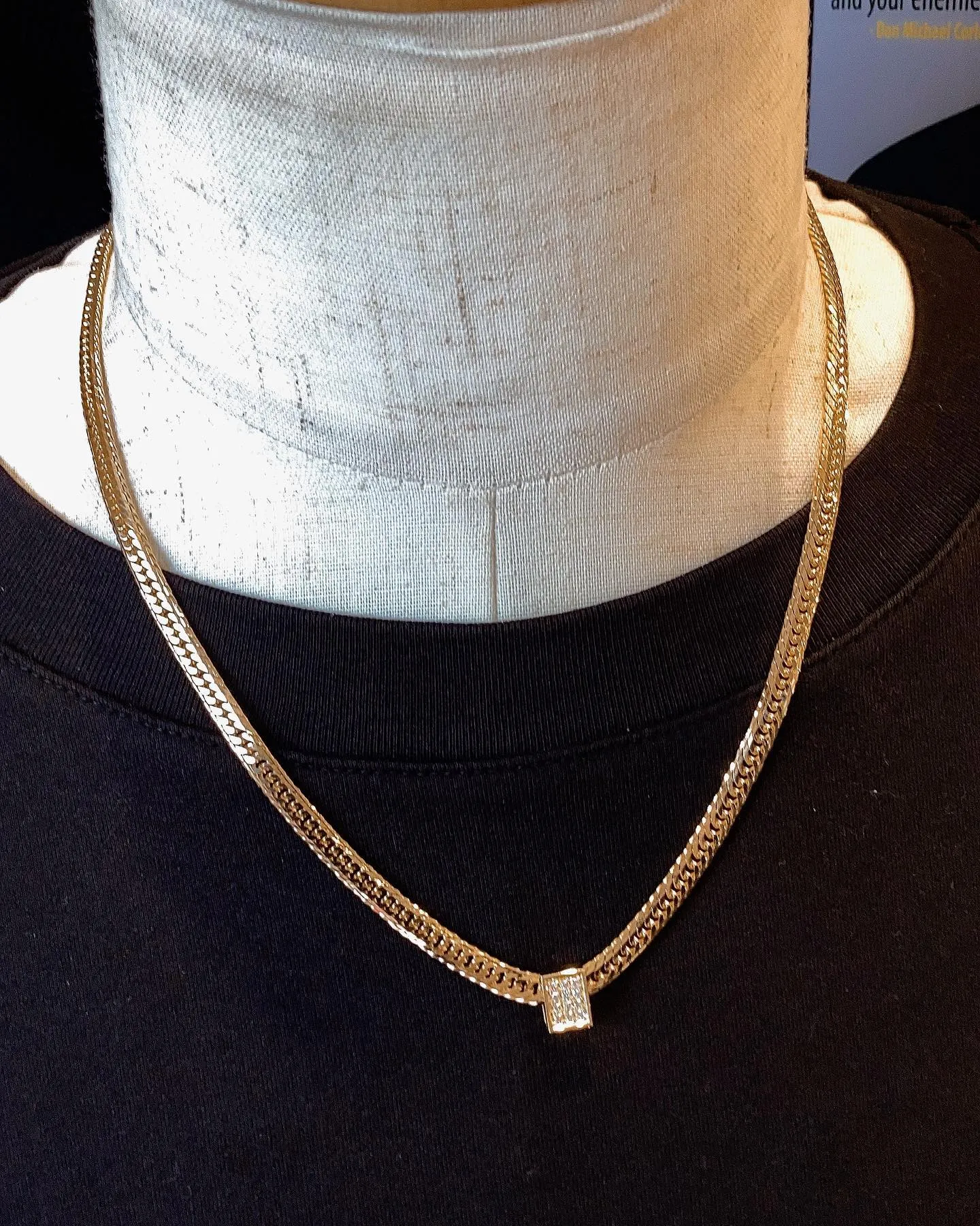 ダイヤモンドが輝くビーズペンダントでございます♪