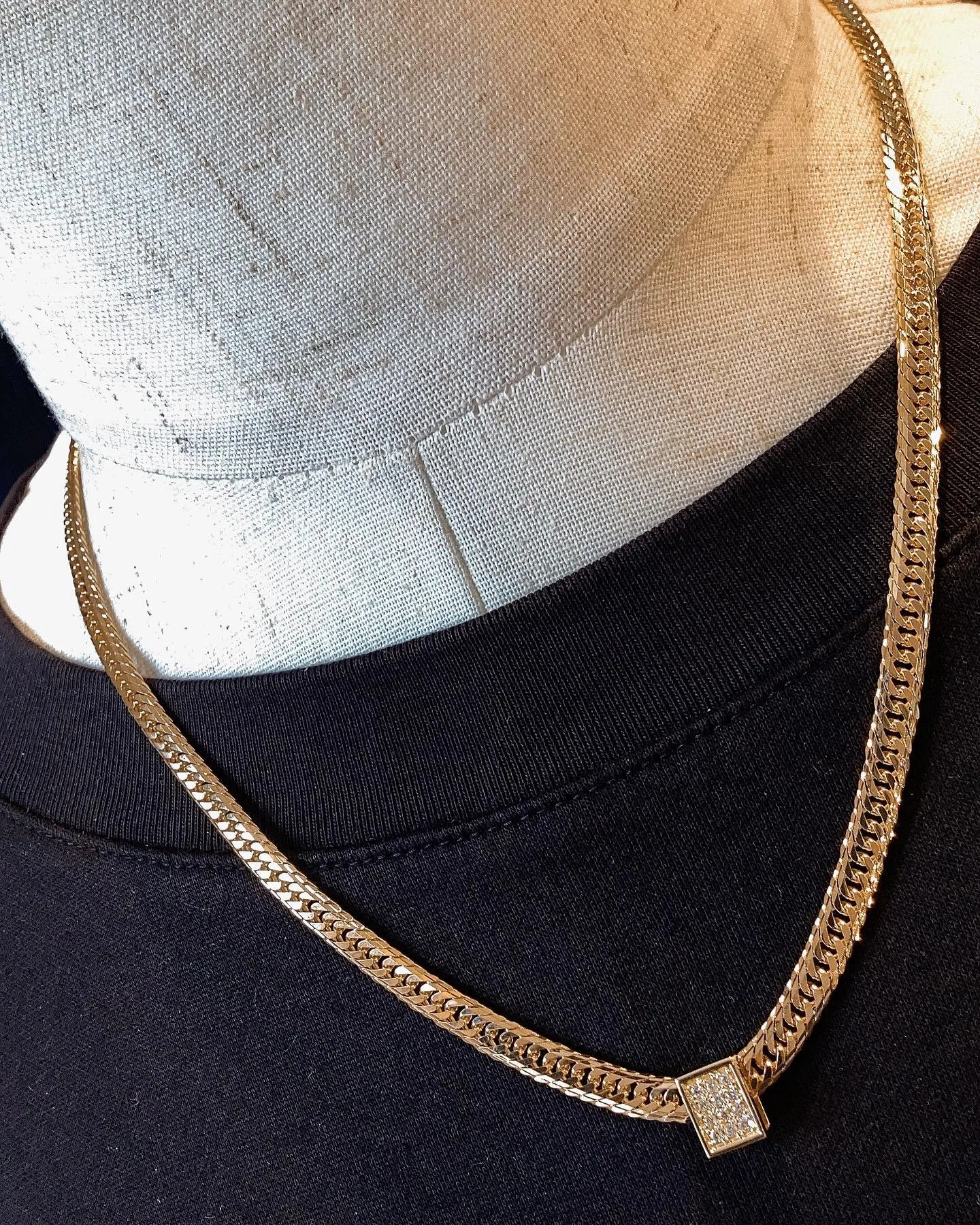 ダイヤモンドが輝くビーズペンダントでございます♪