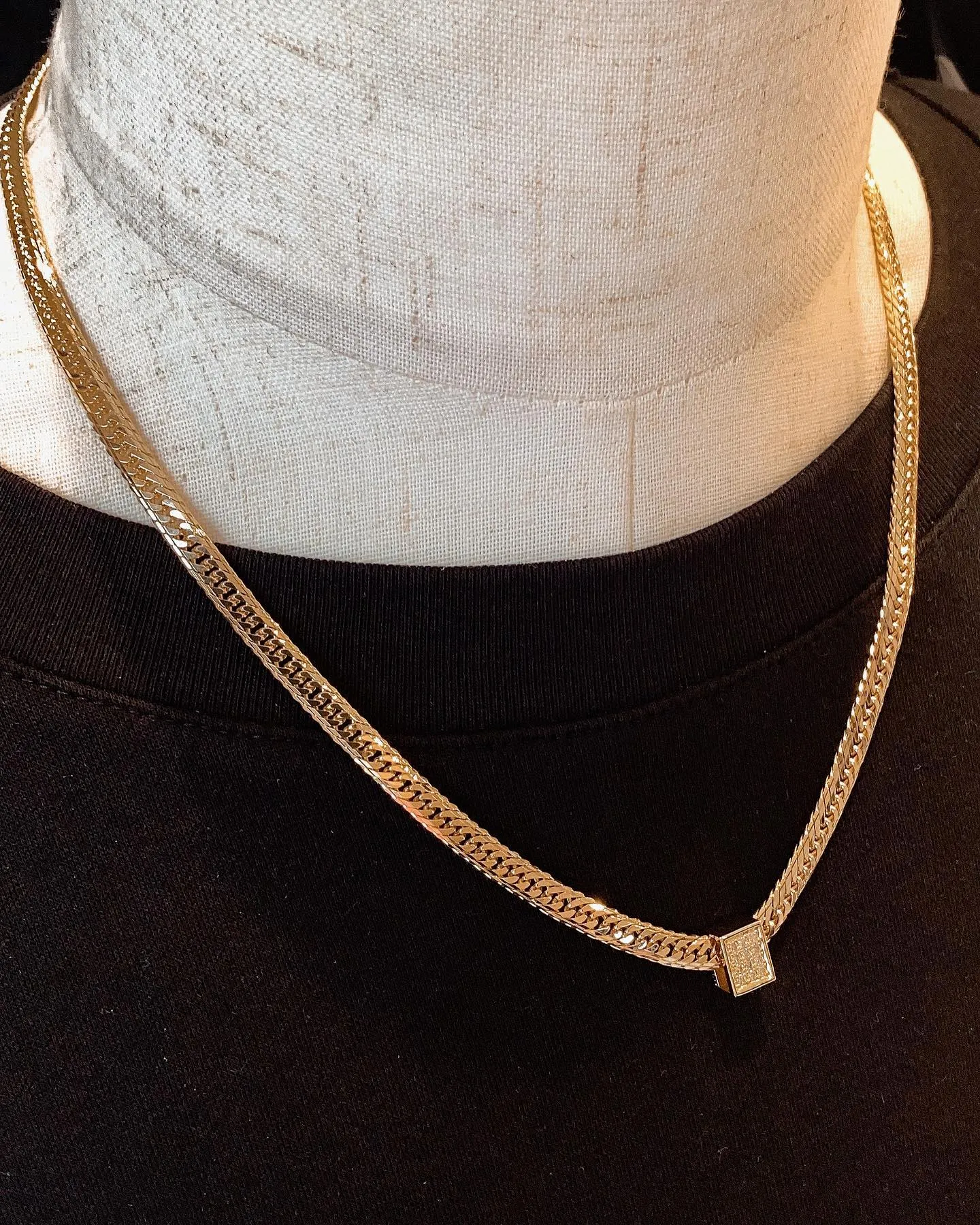 ダイヤモンドが輝くビーズペンダントでございます♪