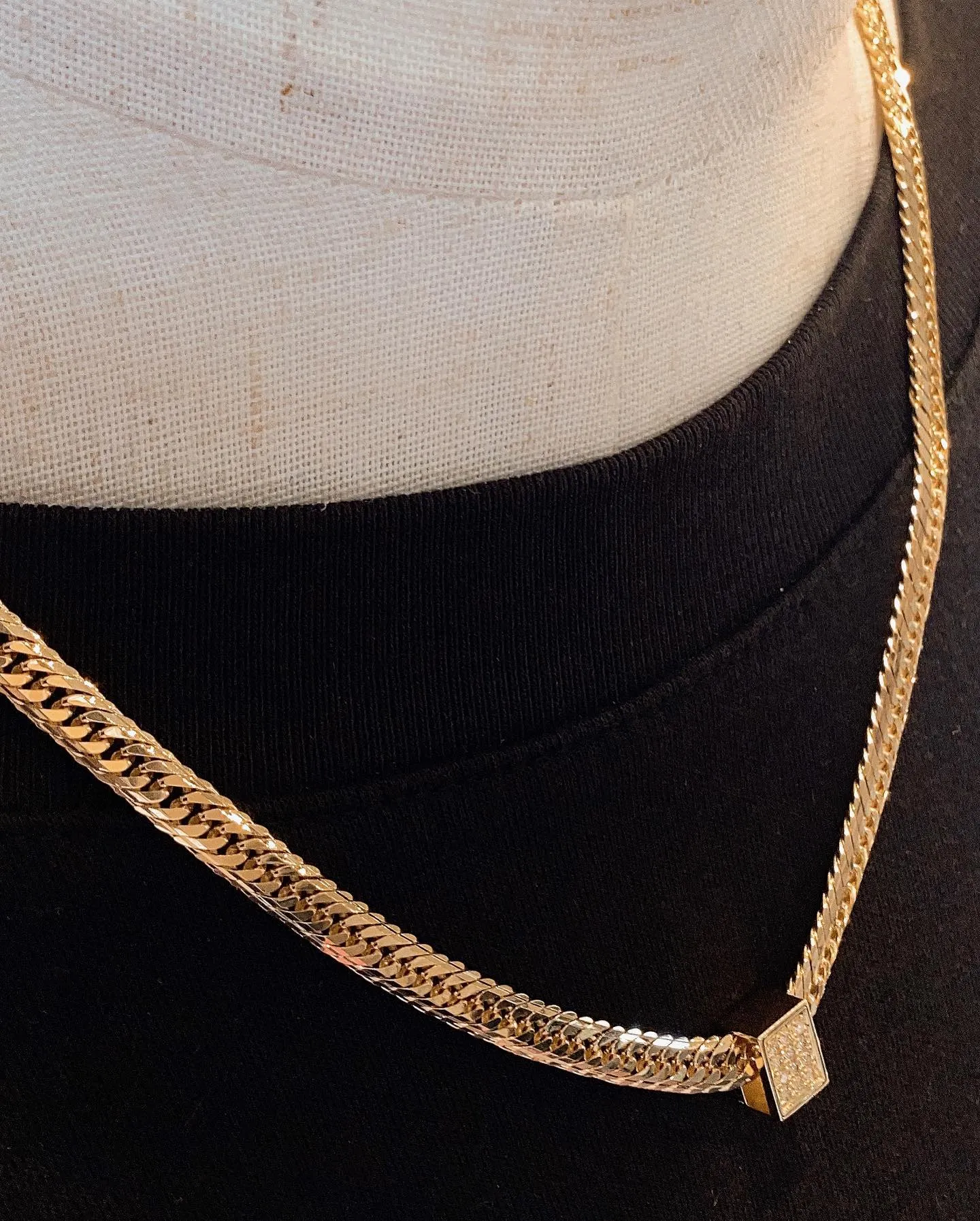 ダイヤモンドが輝くビーズペンダントでございます♪