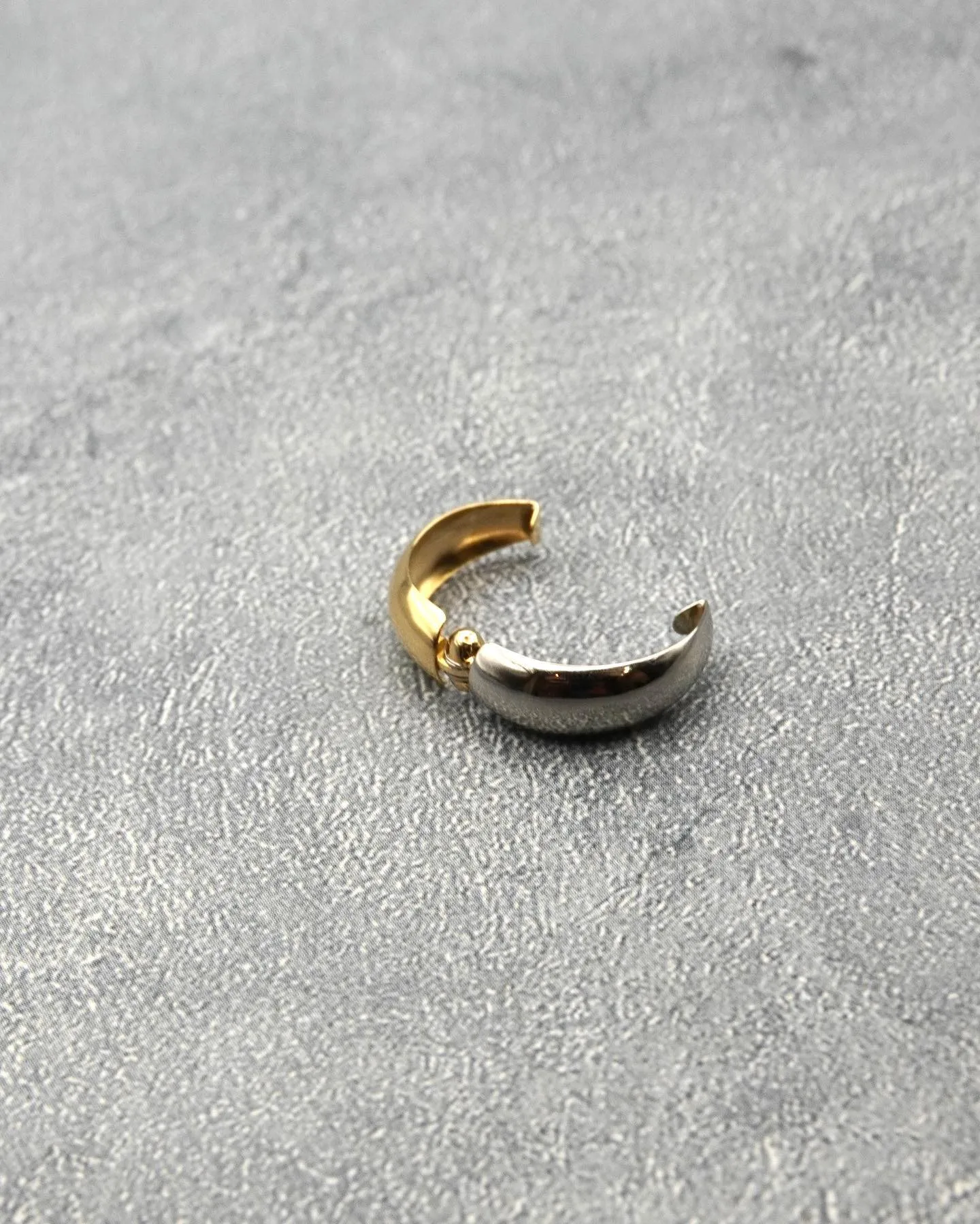 18金とプラチナのコンビネーションイヤーカフ‼️