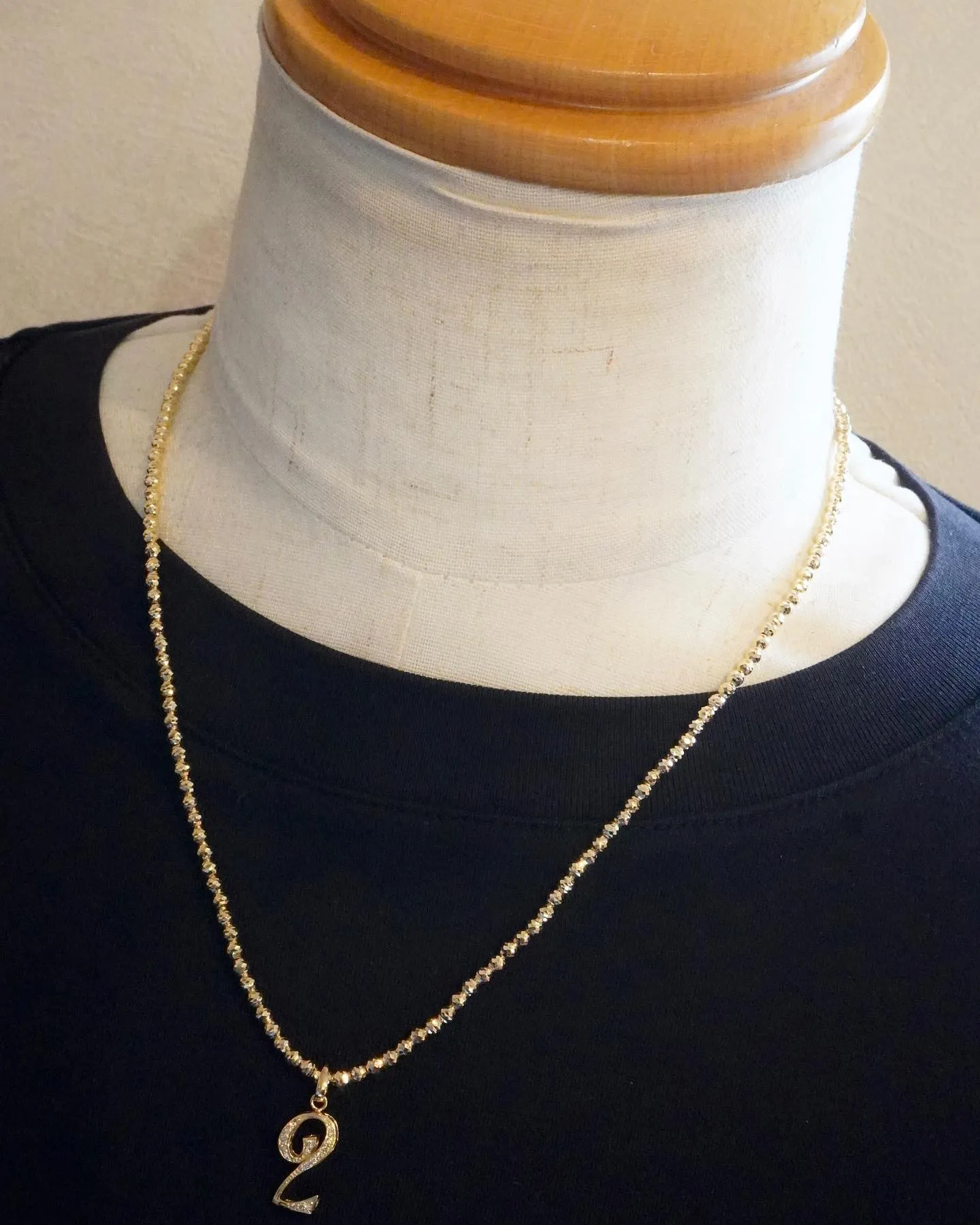 ダイヤモンドが全体に敷き詰められたナンバーペンダント⁎⁺˳✧...