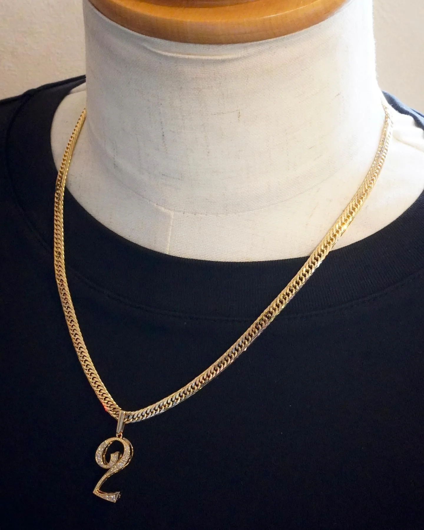 ダイヤモンドが全体に敷き詰められたナンバーペンダント⁎⁺˳✧...