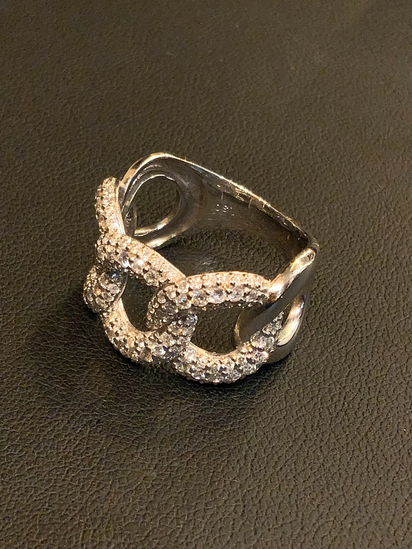 ✨造形で魅せる、プラチナダイヤリング✨