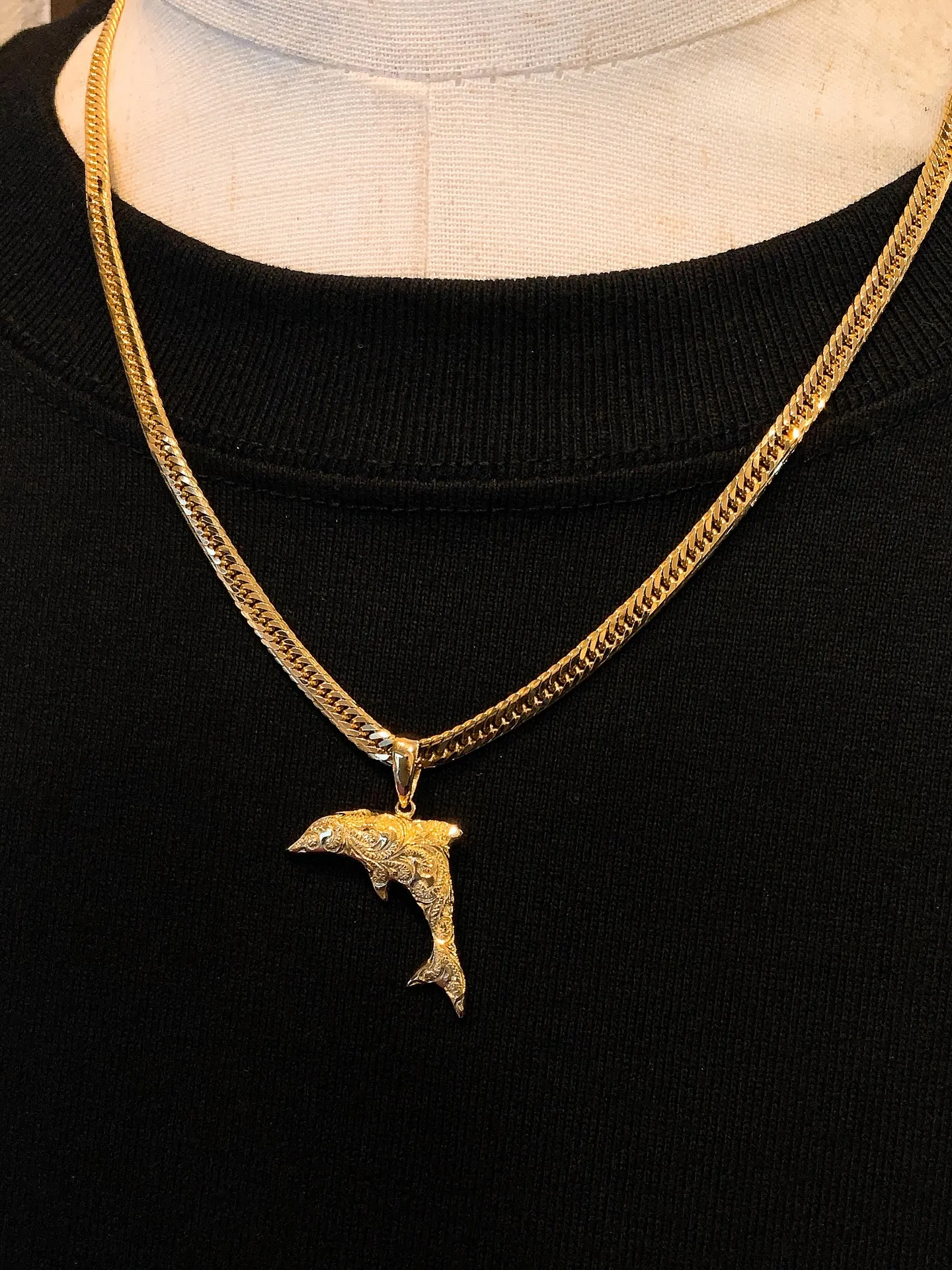 🐬彫りで魅せる、K18ドルフィンペンダント✨