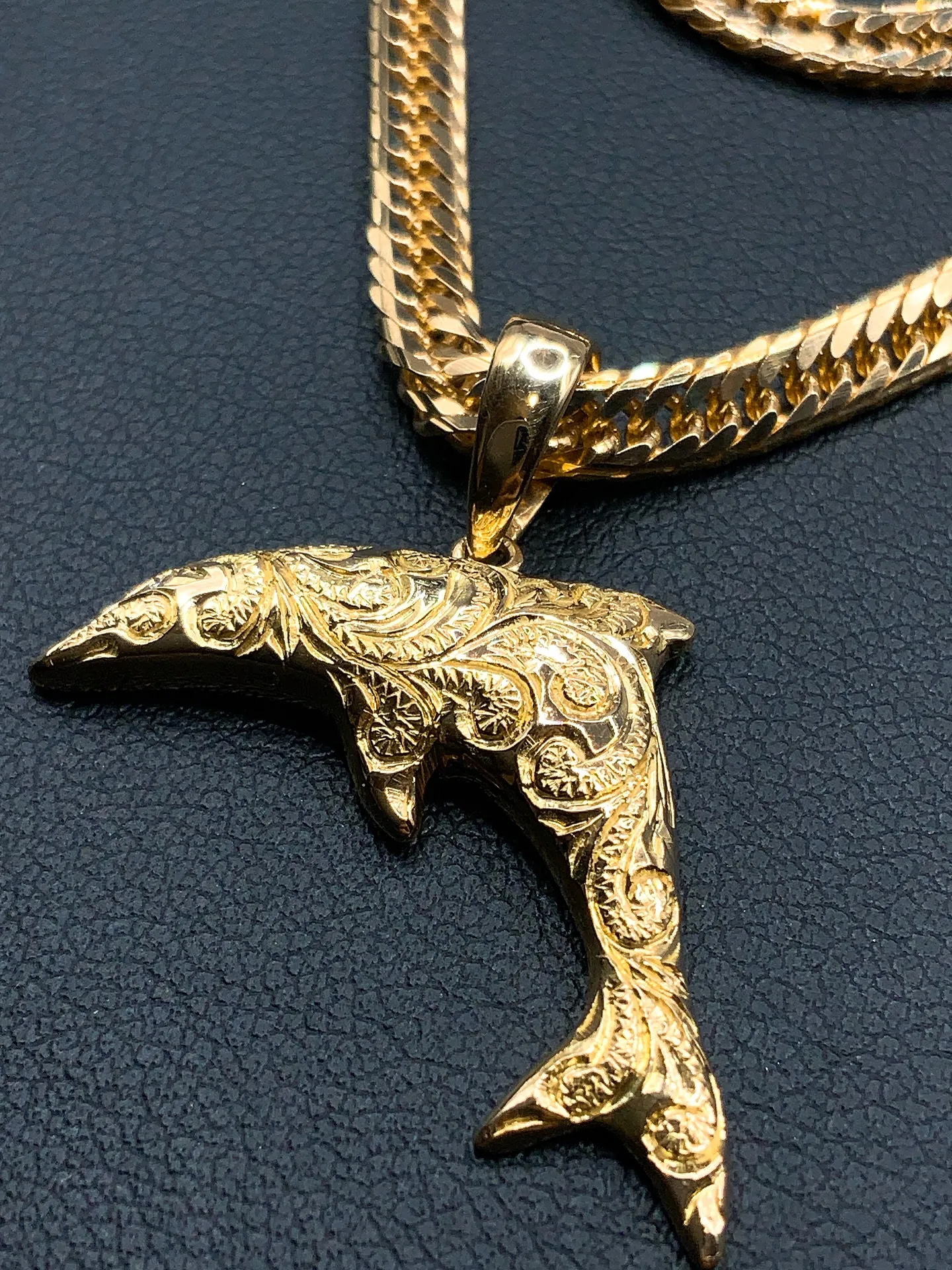 🐬彫りで魅せる、K18ドルフィンペンダント✨