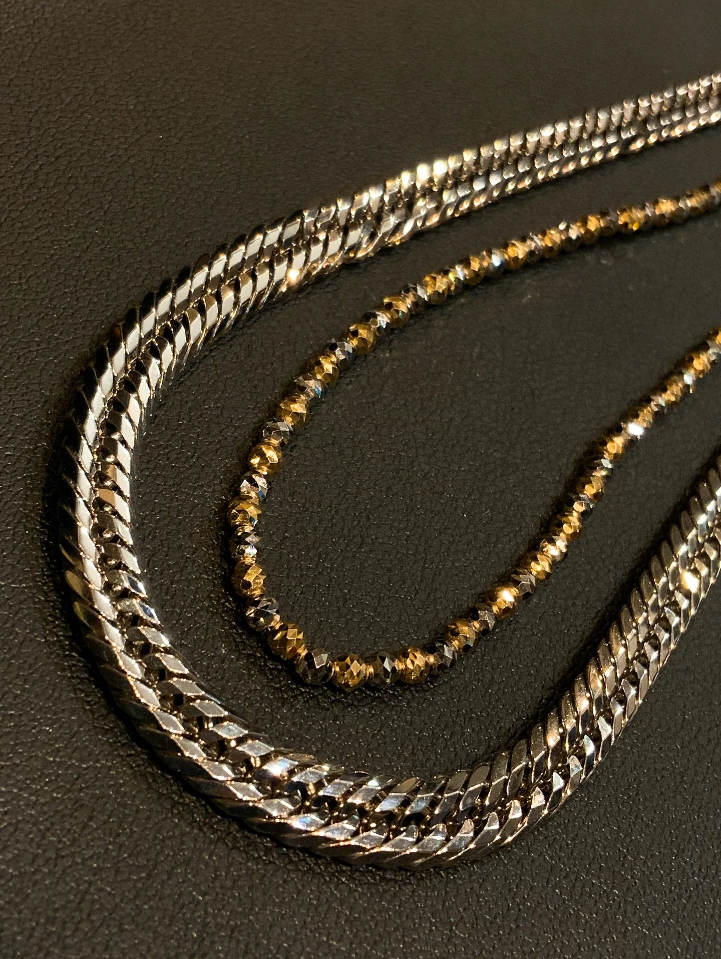 ✨異なる輝きを重ねる、大人のプラチナスタイル✨