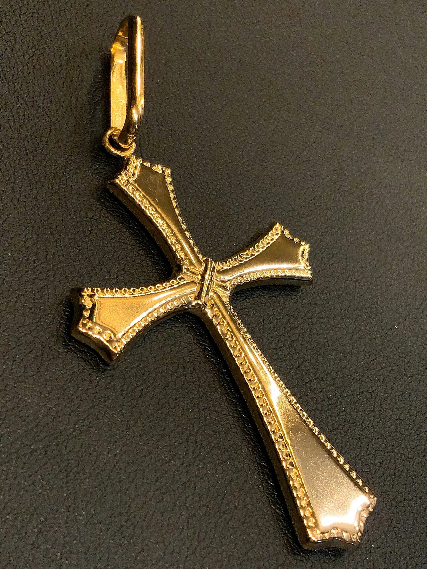 👑 王道を貫く、存在感あるK18クロスペンダント。