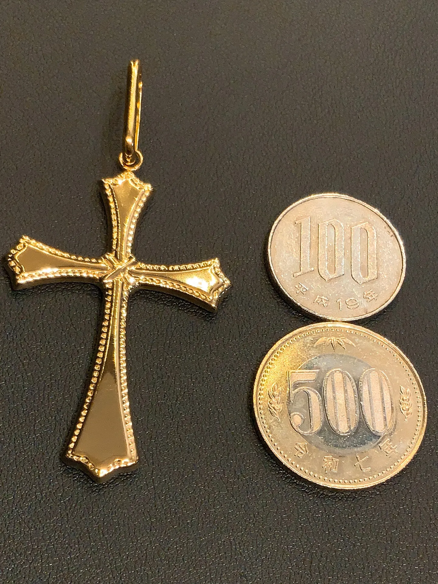 👑 王道を貫く、存在感あるK18クロスペンダント。