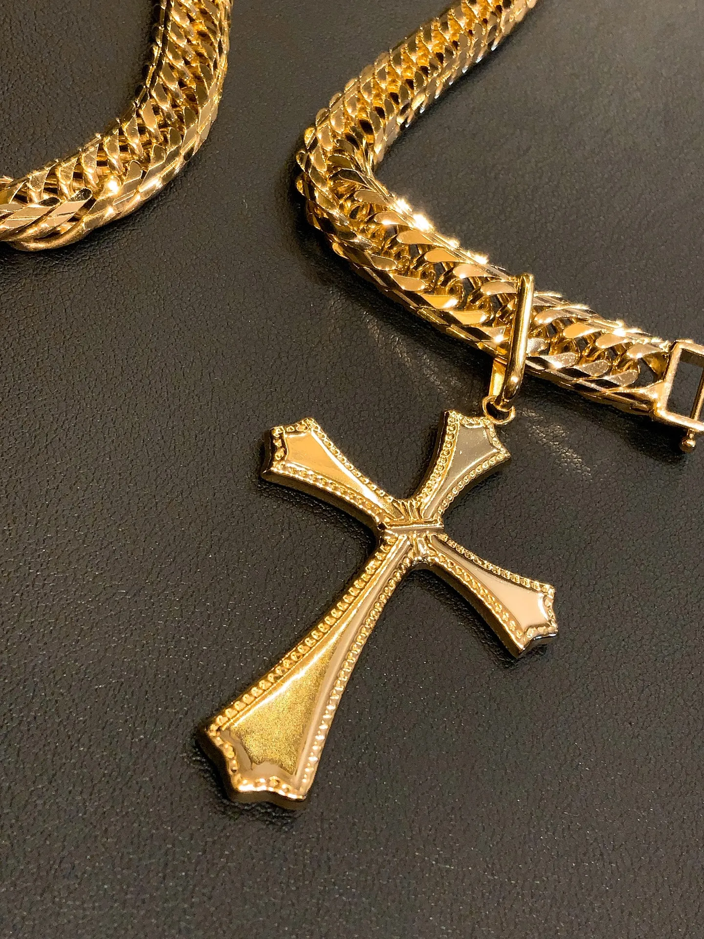 👑 王道を貫く、存在感あるK18クロスペンダント。