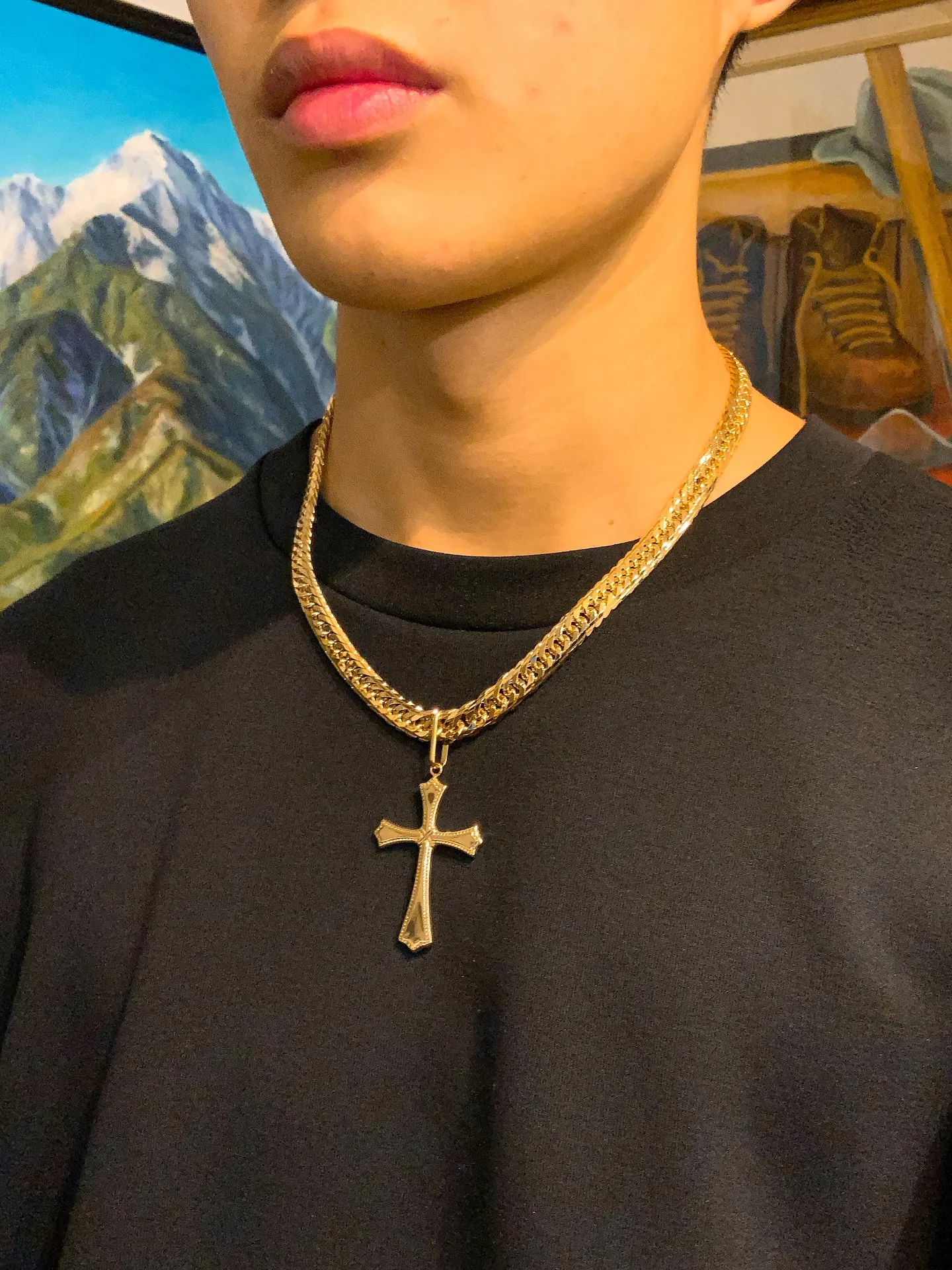 👑 王道を貫く、存在感あるK18クロスペンダント。