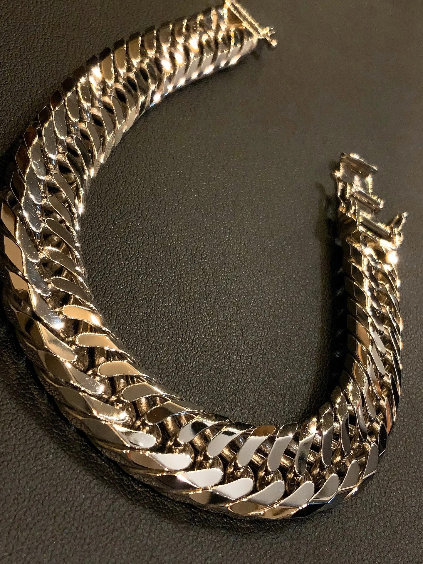 🔥圧倒的な存在感を放つ、PT850 8面トリプルブレスレット...