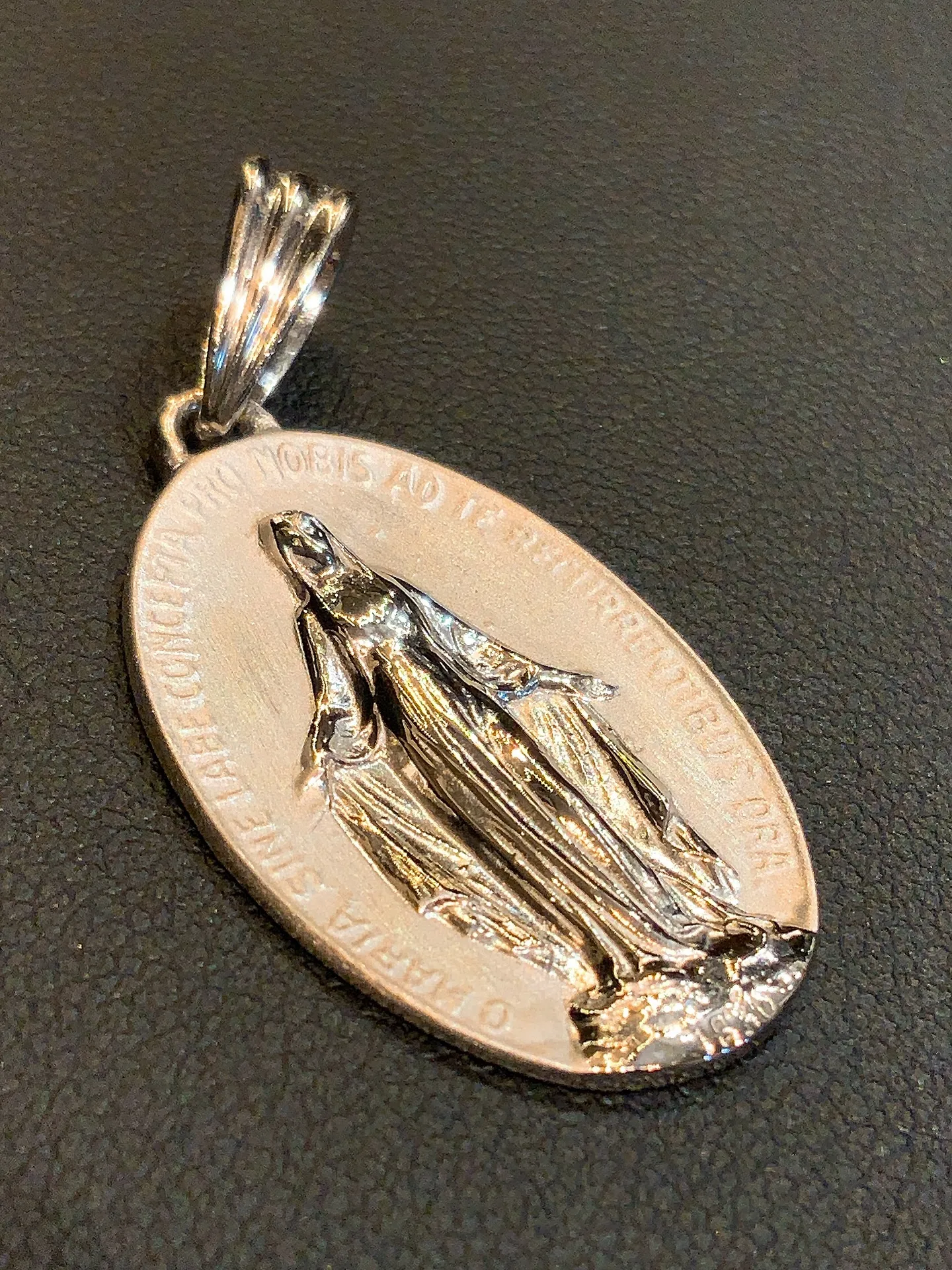 ✨プラチナの輝きで魅せるマリアペンダント✨