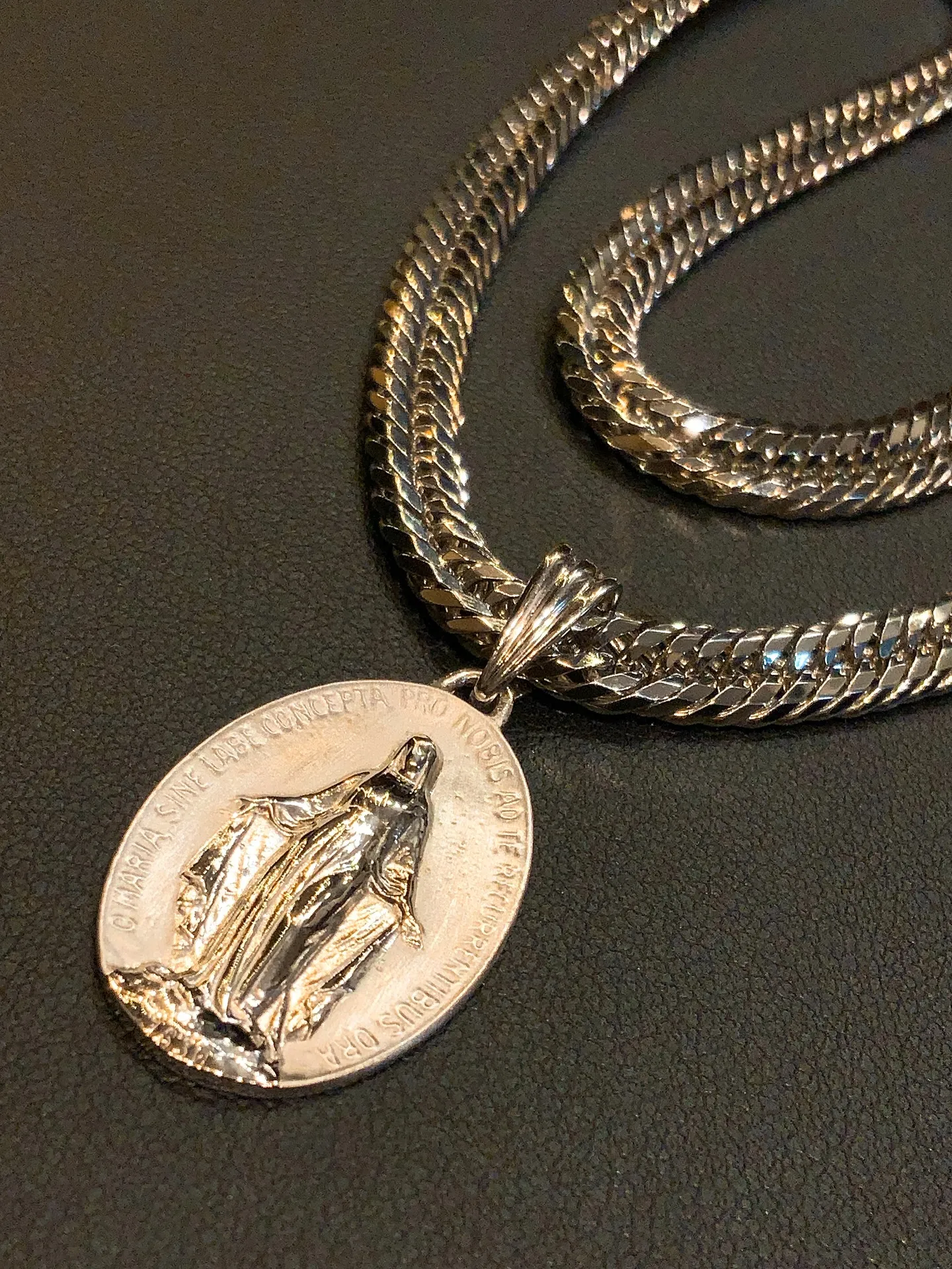 ✨プラチナの輝きで魅せるマリアペンダント✨