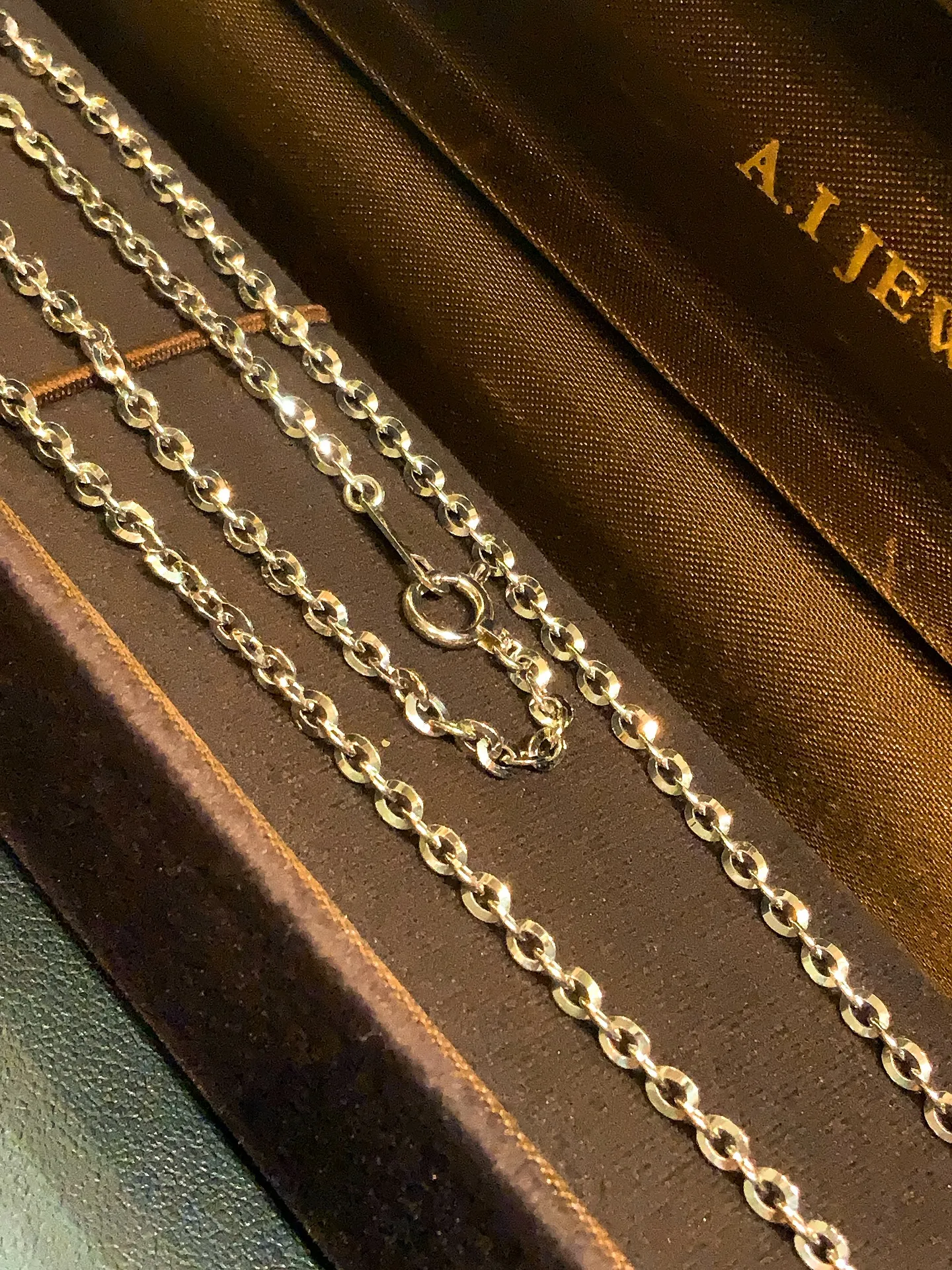 ✨上品に輝く、プラチナデザインネックレス✨