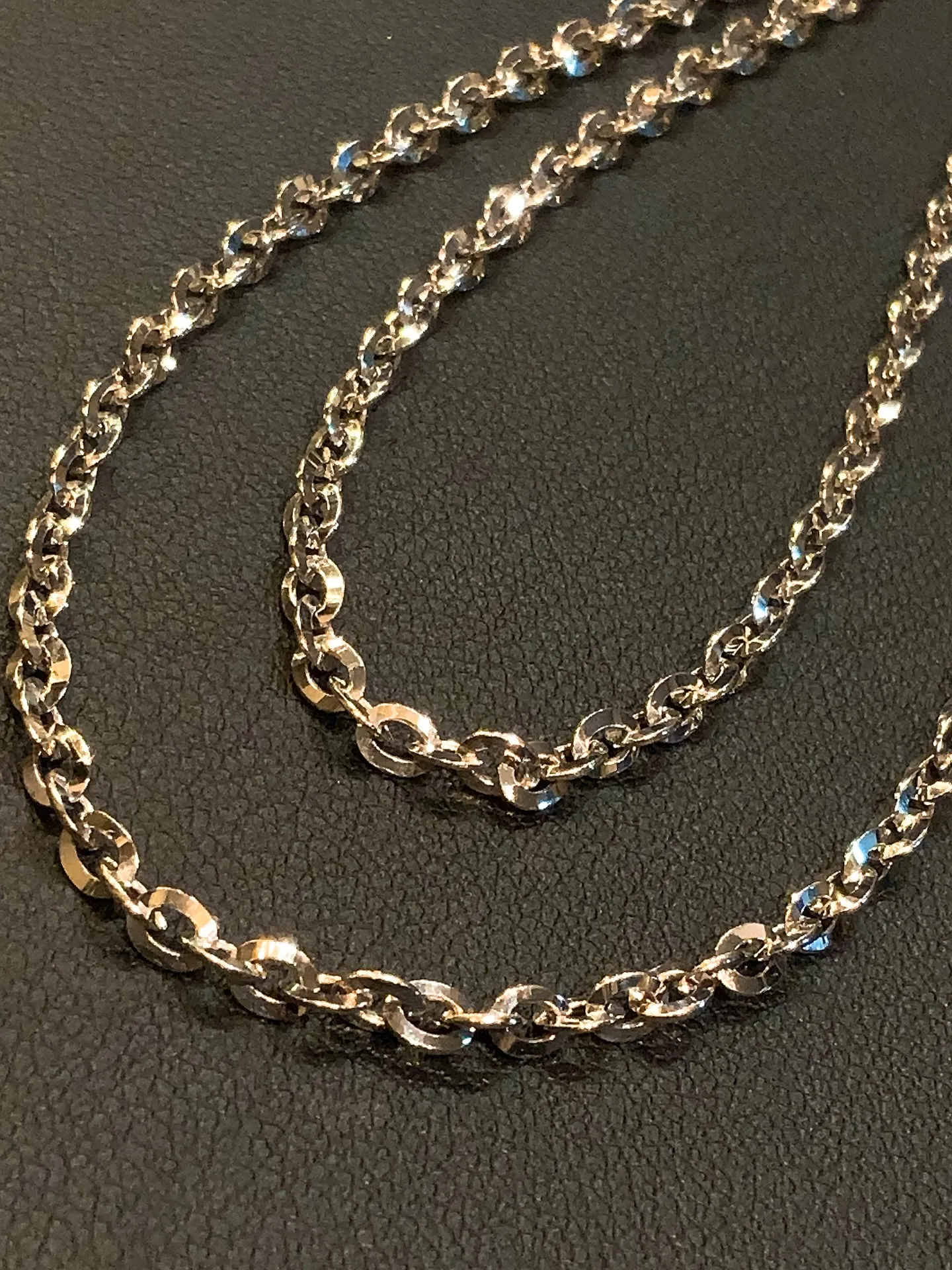 ✨上品に輝く、プラチナデザインネックレス✨