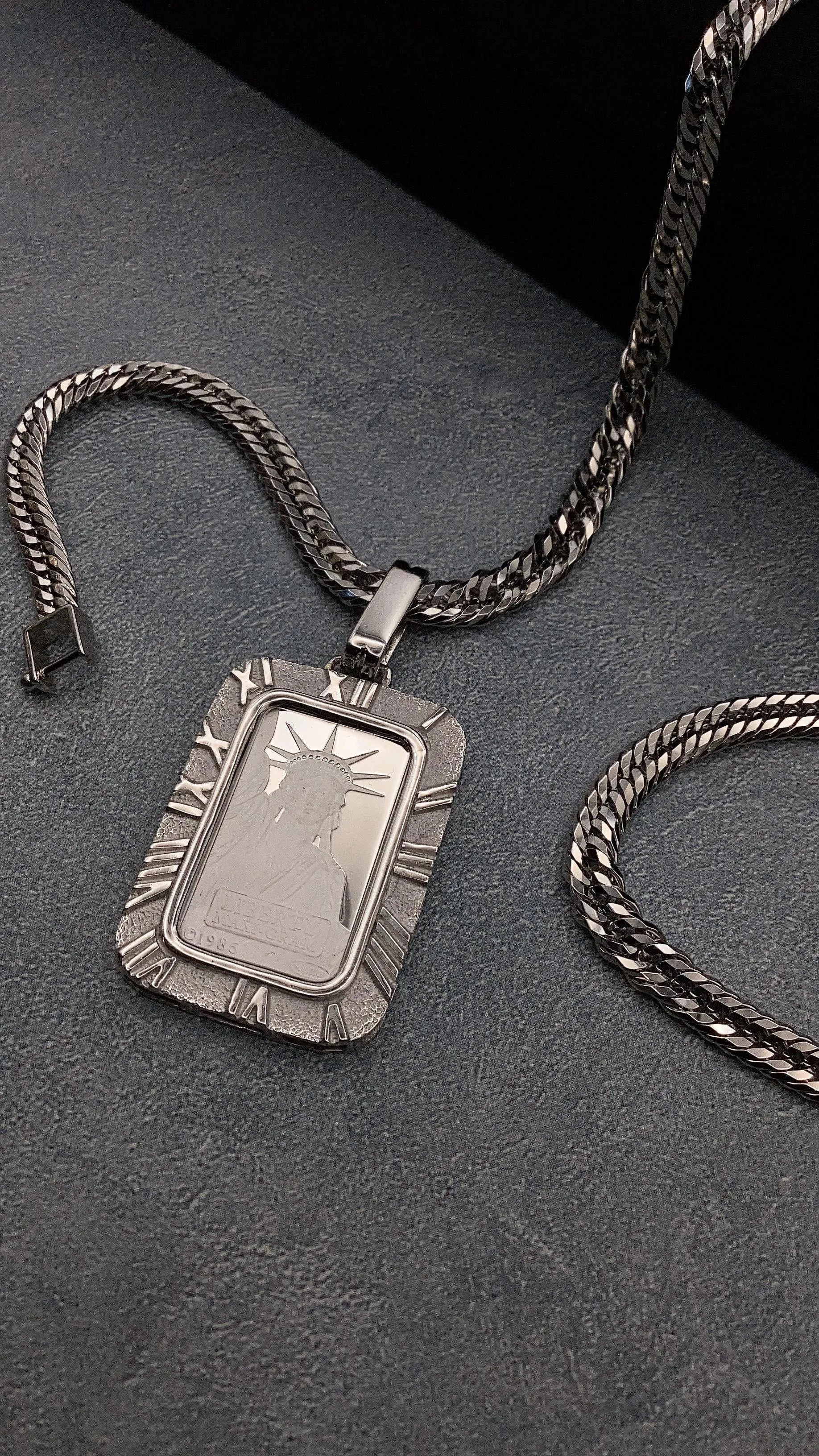 プラチナインゴット5g入りリバティペンダント✨