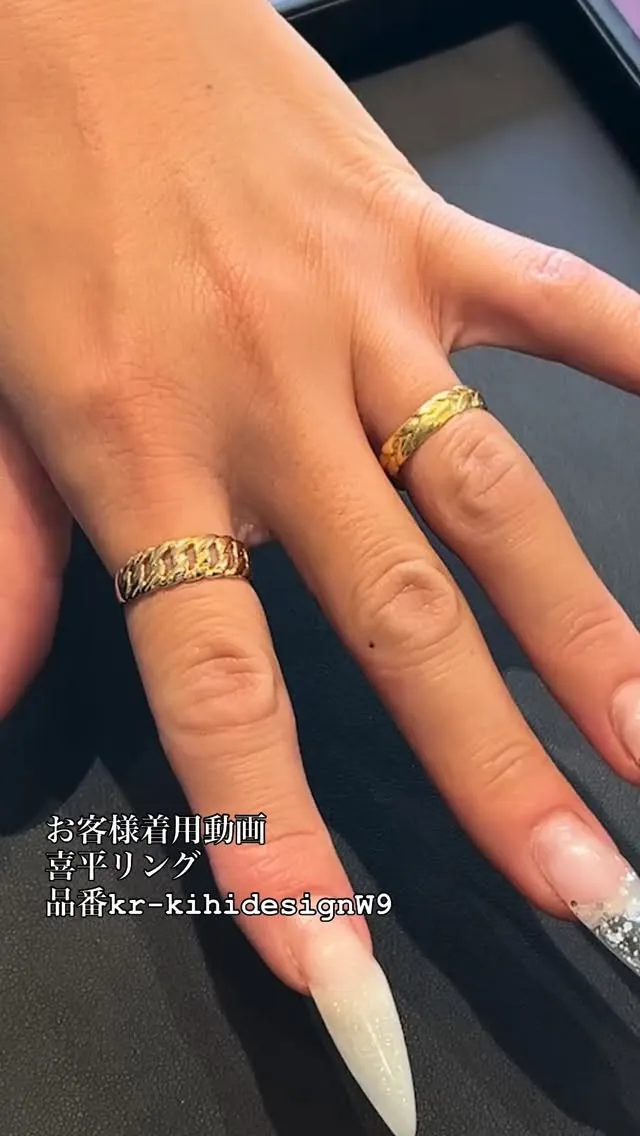 喜平ならではの立体的な輝きを指元に。